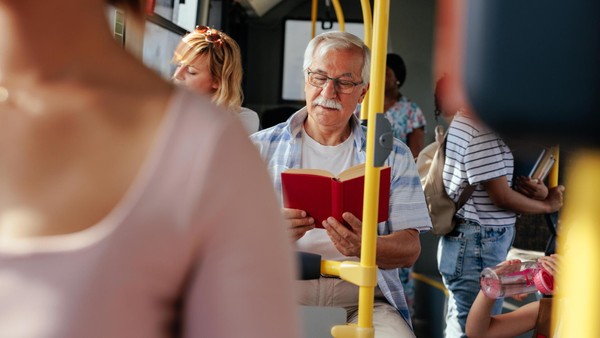 HVV Hamburg: Ab 1. Mai fahren Senioren wieder mit „49-Euro-Ticket“