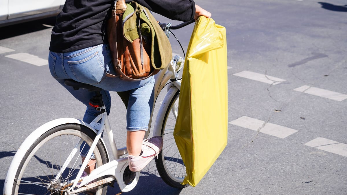 Fahrrad-Lenker mit Tüte: Das sagt die StVO dazu