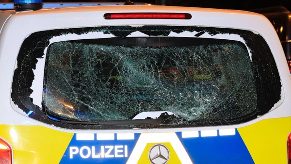 Unfall in der Berliner Hasenheide: Radfahrer prallt gegen Polizeiauto