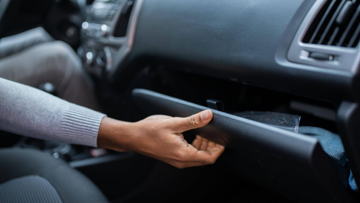 Verbotene Gegenstände im Auto: Diese Dinge dürfen niemals im Pkw liegen