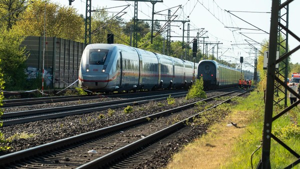 Nach ICE-Kollision mit Oberleitung: Deutsche Bahn bittet Reisende um Geduld