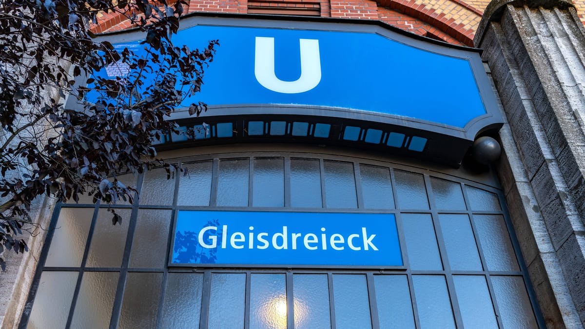 Unfall in Berlin-Kreuzberg: Mann wird von U-Bahn mitgeschleift – tot