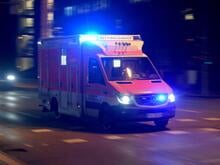 Rolls-Royce kollidiert mit Radfahrer : 27-Jähriger erleidet schwere Verletzungen bei Unfall in Berlin