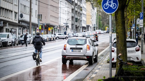 Umstrittener Radweg in Mülheim im großen Check: „Das ist nicht smart gelöst“