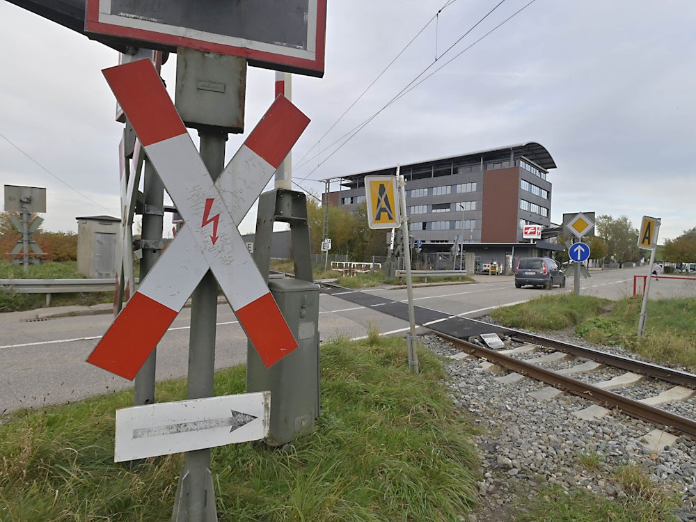 Umbau zur Unterführung: Bahnübergang Großhelfendorf monatelang gesperrt
