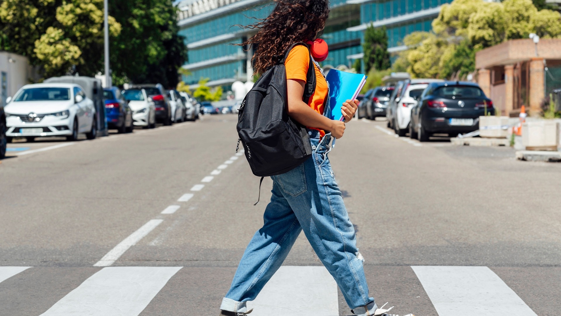Kind im Verkehr überfordert: Weniger „Elterntaxi“ spielen 🚦