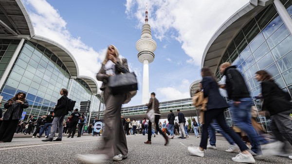 OMR 2026 in Hamburg eröffnet – Messeandrang auf den Straßen und im HVV enorm