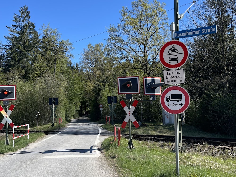 Nach tödlichem Unfall: Bahnübergang in Höhenkirchen-Siegertsbrunn gesperrt