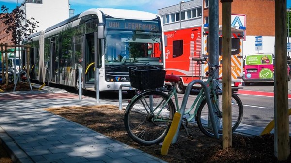 Radfahrerin kollidiert mit Linienbus – zwei Verletzte im Krankenhaus