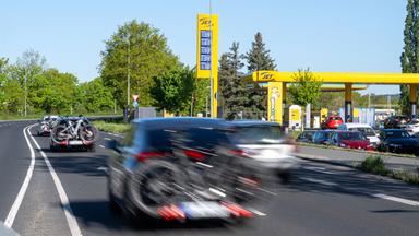 Spritpreise steigen wieder: Wie effektiv ist der Tankrabatt?