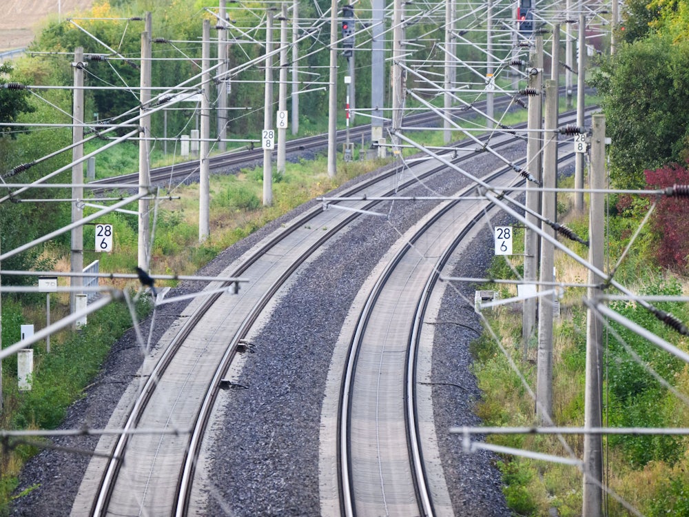 Deutsche Bahn: Gerissene Oberleitung, kollabierende Fahrgäste