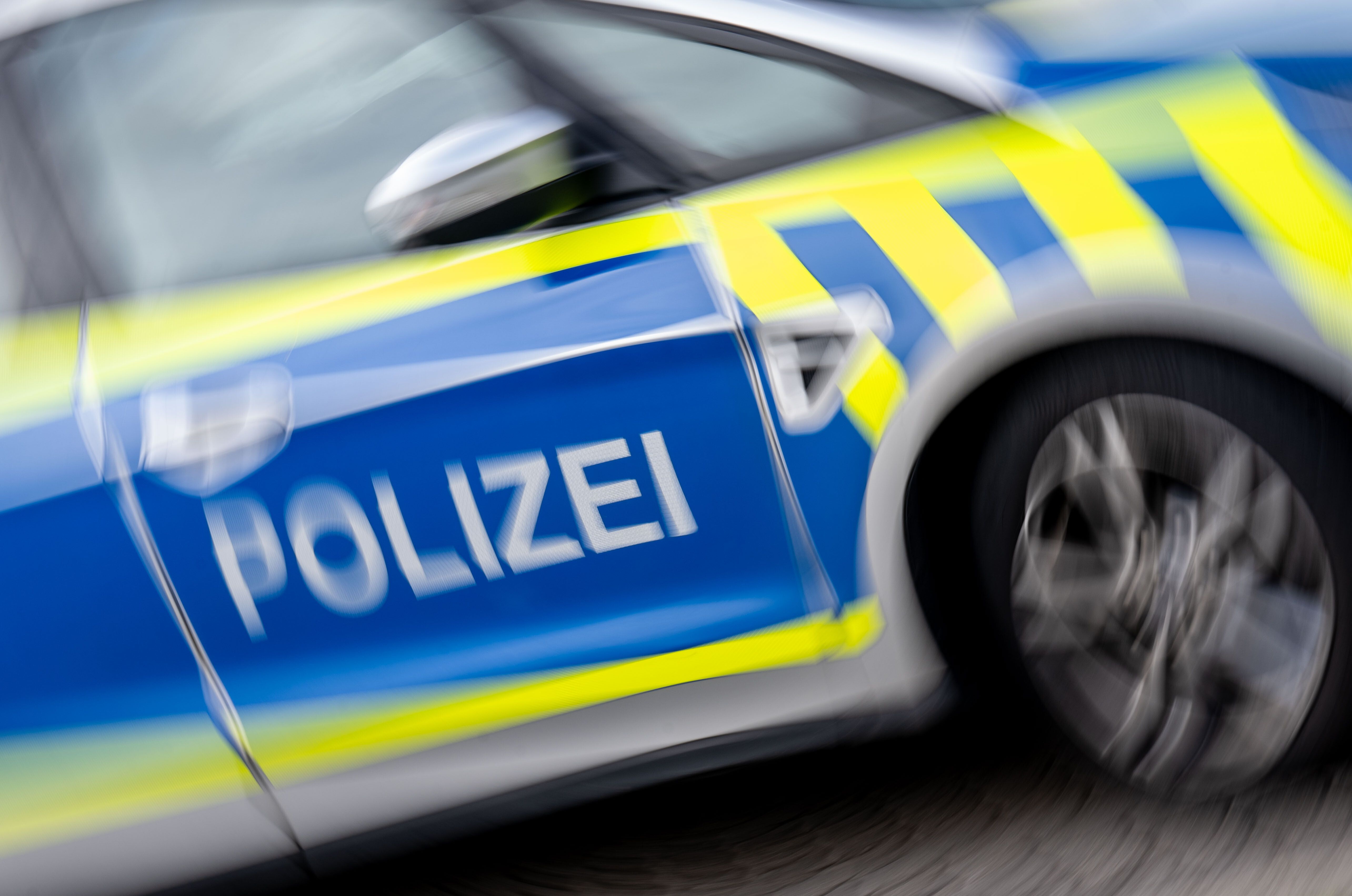 Messerangreifer springt nach Attacke auf Radler in den Tod