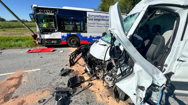 Tödlicher Unfall mit HVV-Bus in Neuenfelde – 17 Fahrgäste werden verletzt