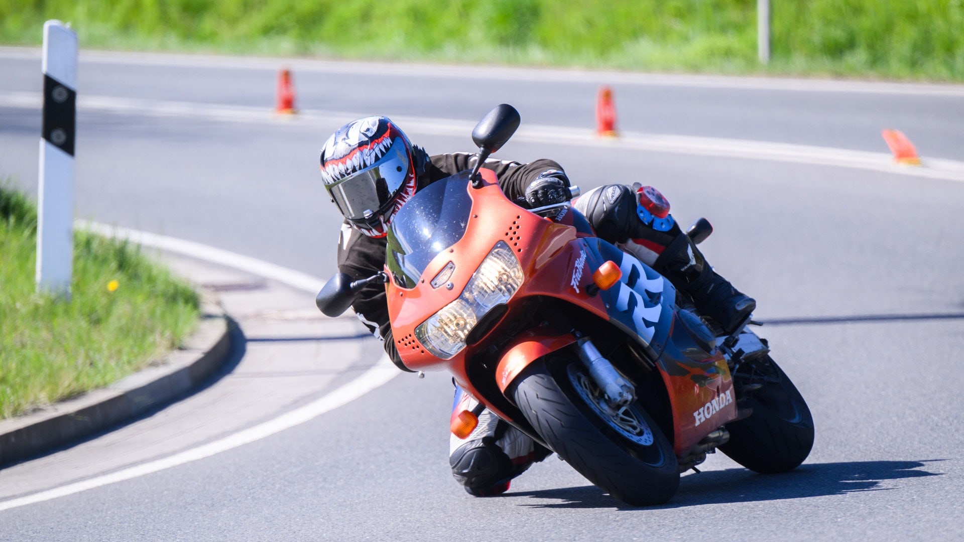 Sicher in die Motorradsaison 2026 starten: Das raten ADAC und Polizei