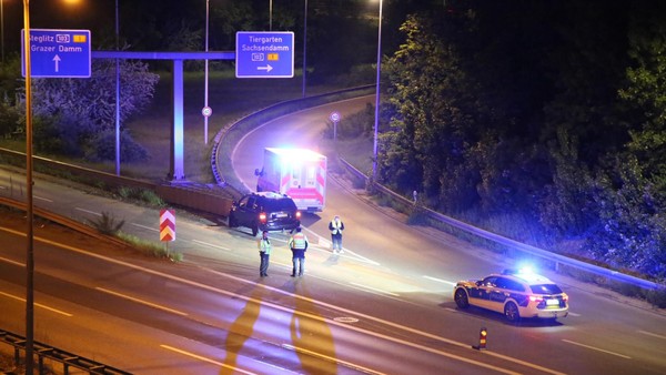 Fahrer geriet aus der Spur: Pkw prallt auf Stadtautobahn gegen Fahrbahnteiler