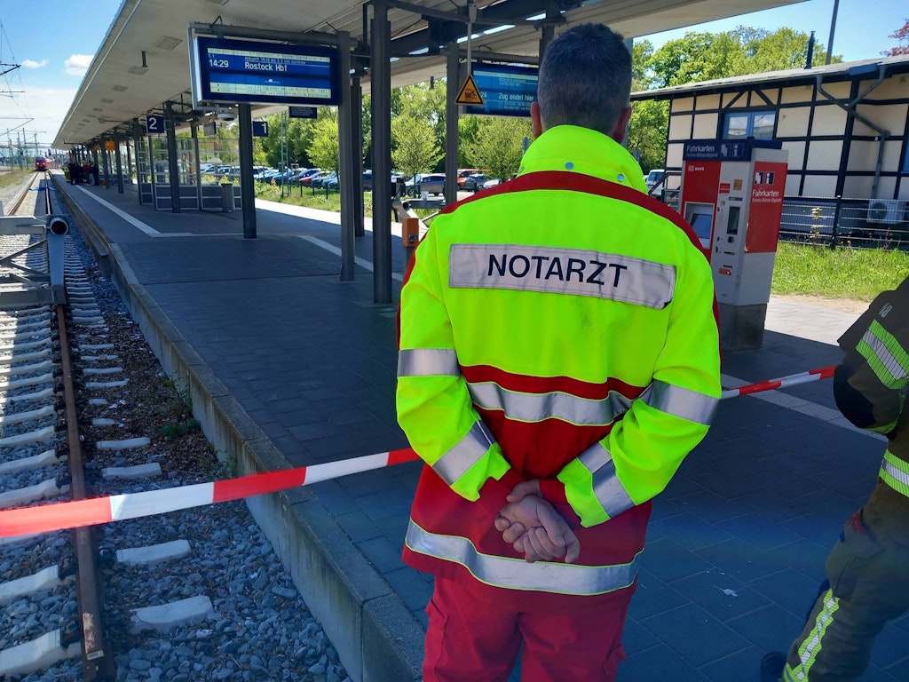 Person wird von S-Bahn in Warnemünde überfahren und geköpft