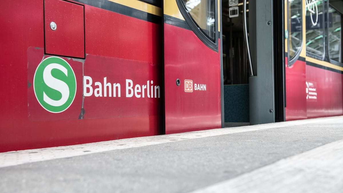 Berlin: Mann wirft Fahrgast aus S-Bahn und würgt Polizisten