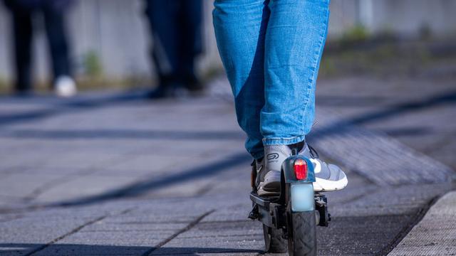Unfälle: E-Scooter-Fahrer fährt gegen Fahrradfahrer und flüchtet