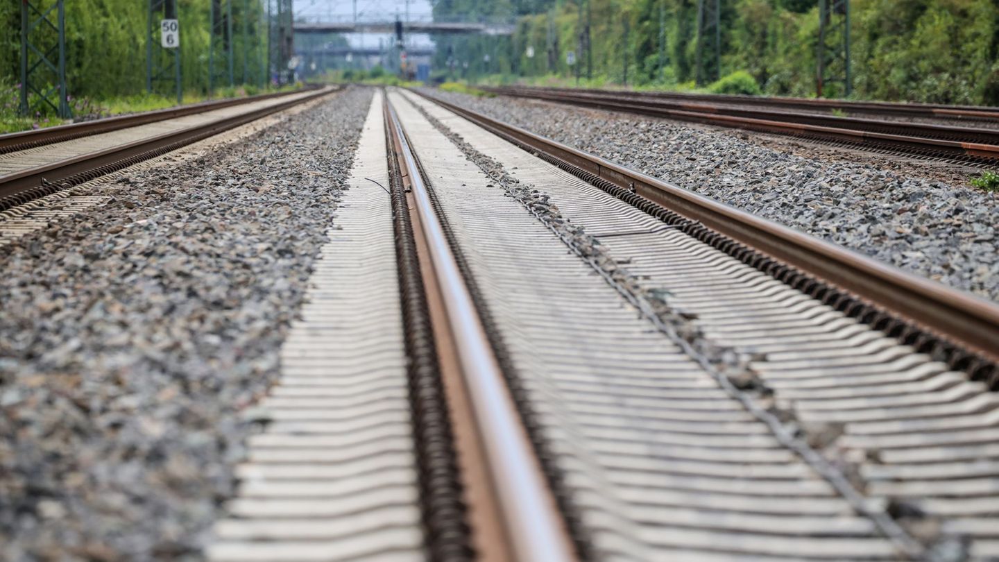 Verkehr: Jogger läuft über Bahngleise - Zugverkehr gestoppt