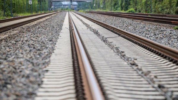 Jogger läuft über Gleise - Bahnverkehr gestoppt