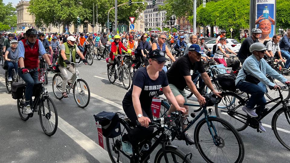 Protest auf A66 und A648: Tausende Radfahrer demonstrieren gegen A5-Ausbau