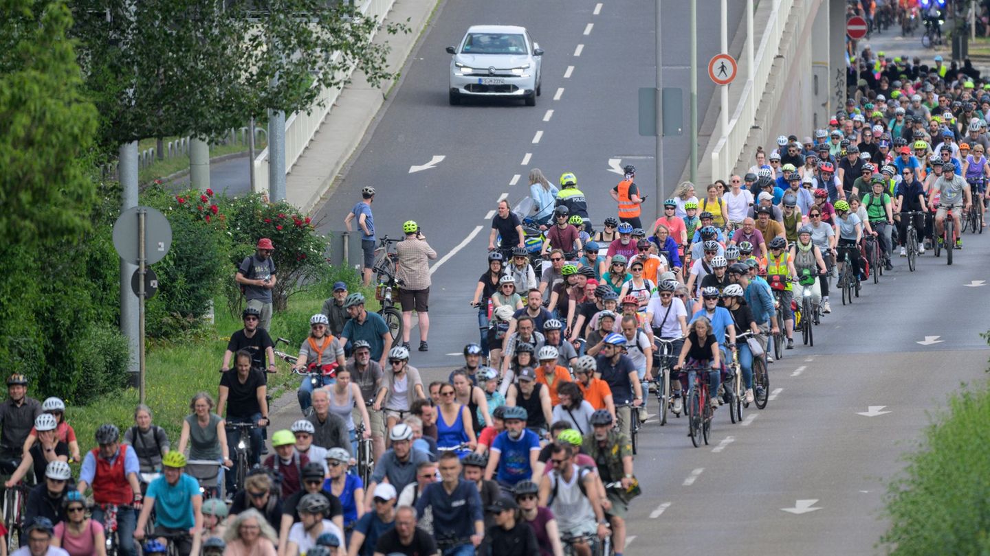 Verkehr: Große Fahrraddemo auf Autobahnen gegen A5-Ausbau