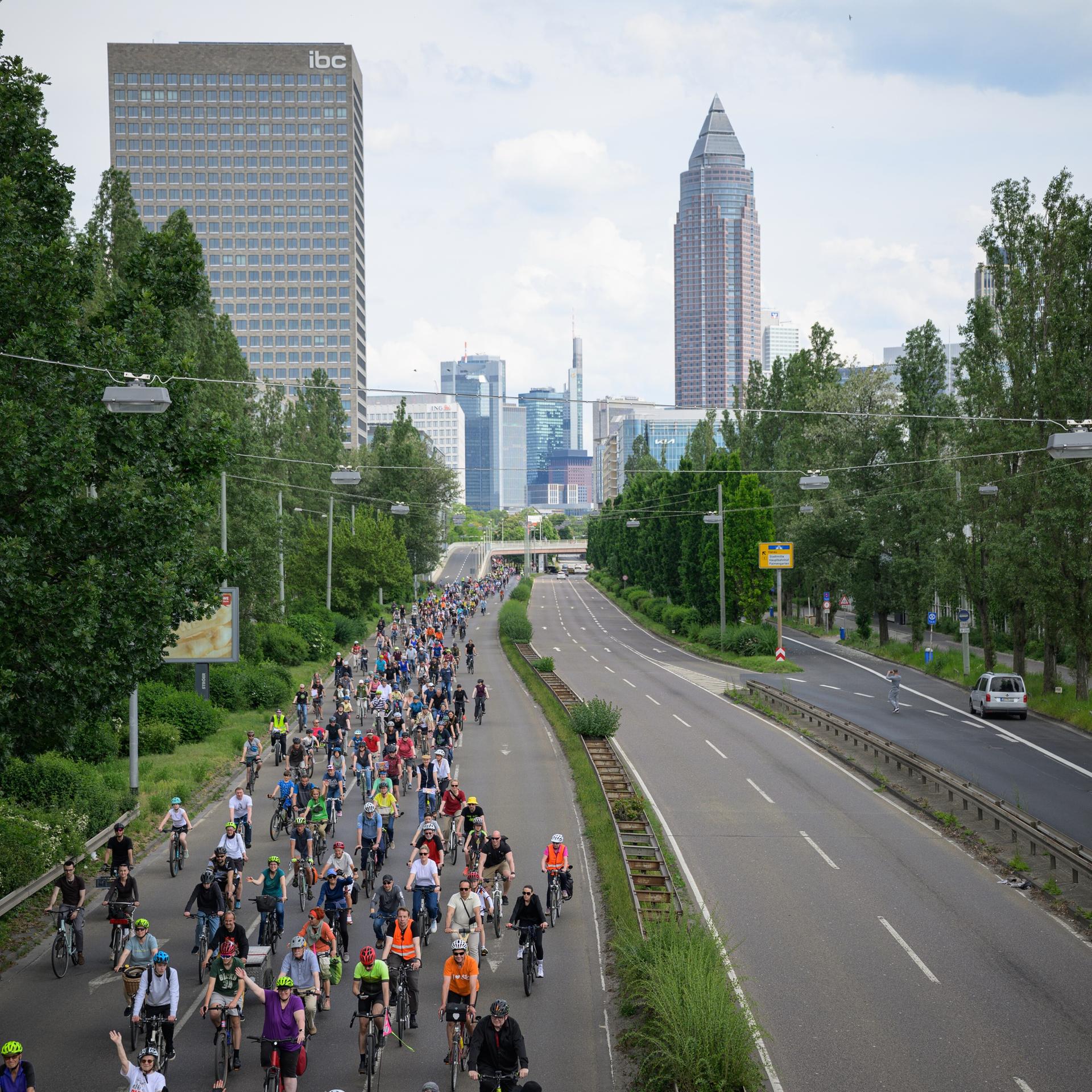 Frankfurt - Fahrraddemo auf Autobahnen gegen zehnspurigen A5-Ausbau