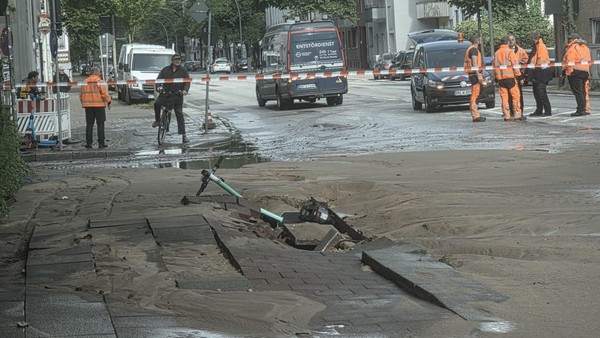 B73: Wasserrohrbruch sorgt für Verkehrschaos im Hamburger Süden