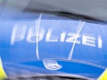 Zwei Polizisten verletzt: Radfahrer fährt Beamten bei Verkehrskontrolle in Berlin-Moabit an