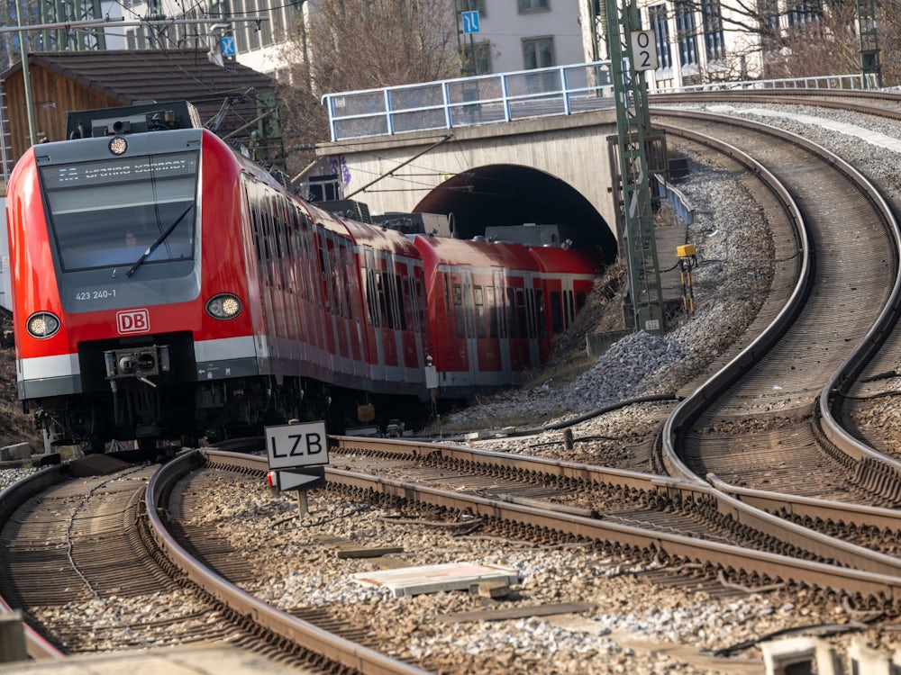 Verkehr: Zehntausende strömen in die Innenstadt – doch die S-Bahn fährt nur eingeschränkt
