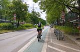 Baumaßnahme auf der „Theo“: Acht Zentimeter für mehr Sicherheit – Stuttgart baut Radwege mit Bordstein aus