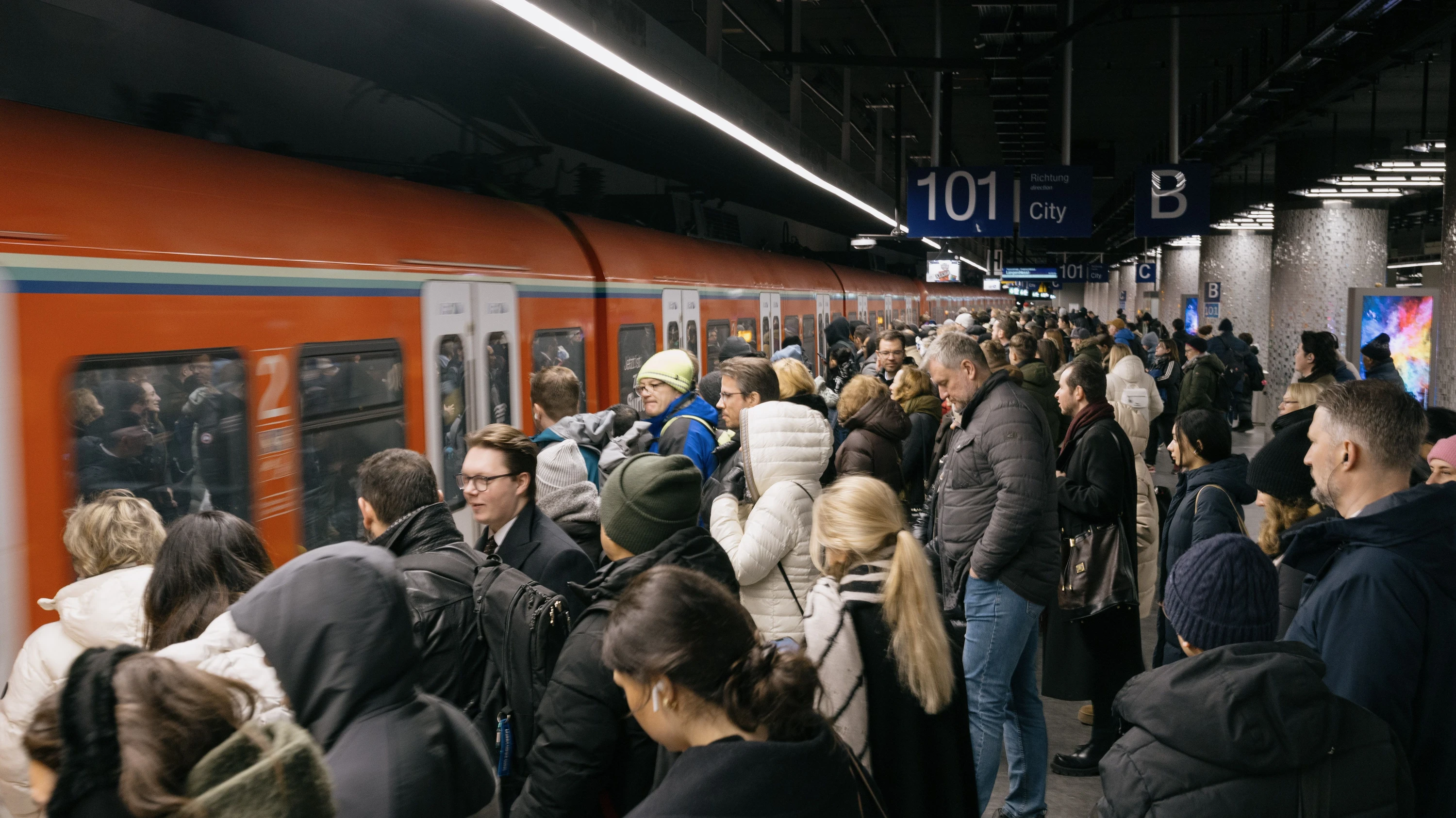 Rhein-Main-Feierabendbriefing: Spritpreise treiben Frankfurter in Busse und Bahnen
