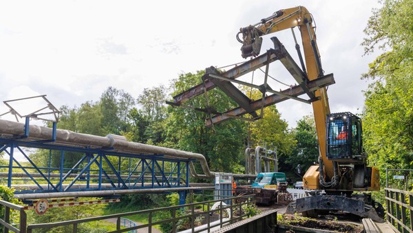 Abbruch einer maroden Bahnbrücke in Bottrop: Fuß- und Radweg gesperrt