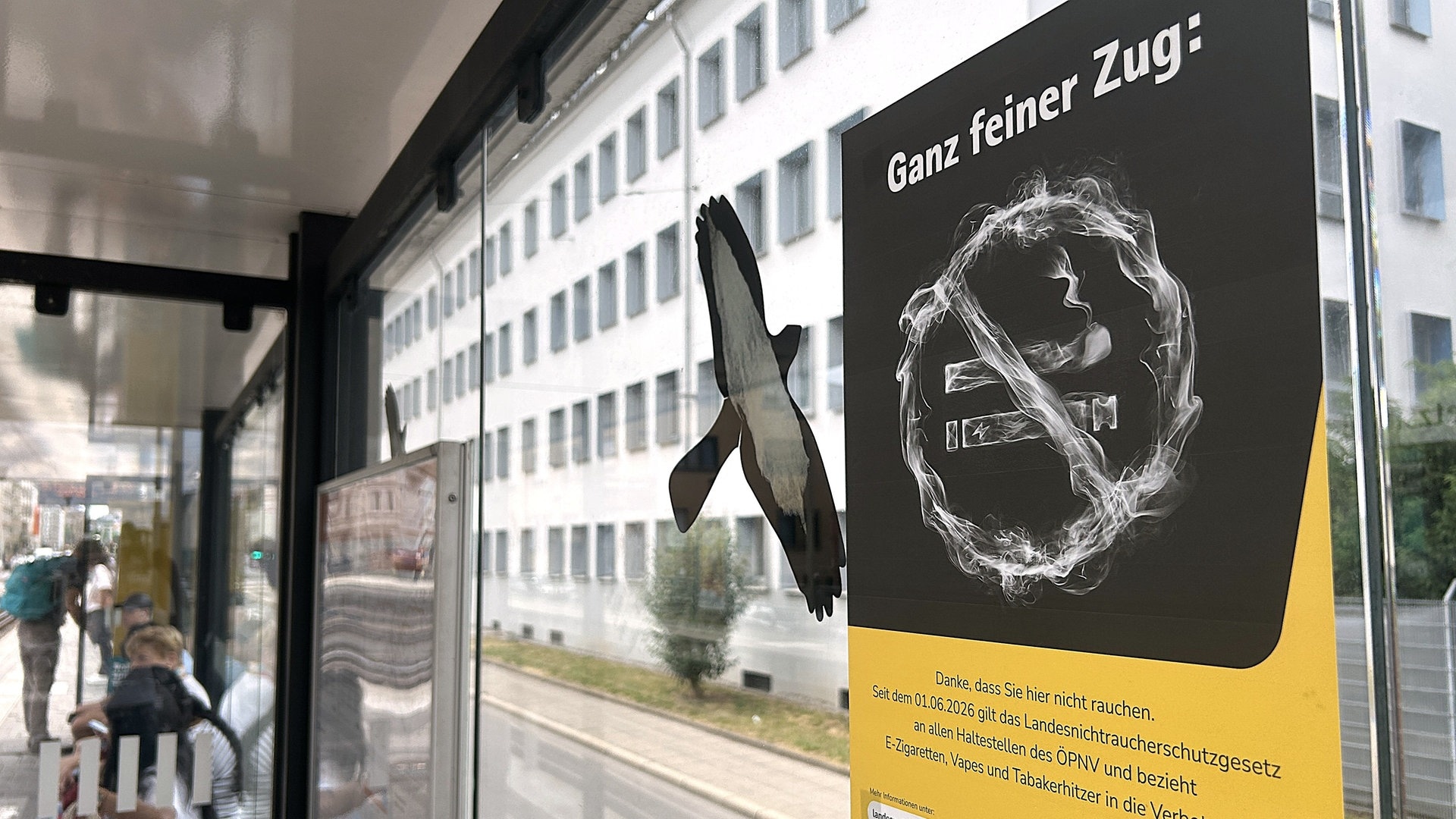 "Bin doch im Freien!" - Wie das neue Rauchverbot Fahrgäste an Haltestellen irritiert