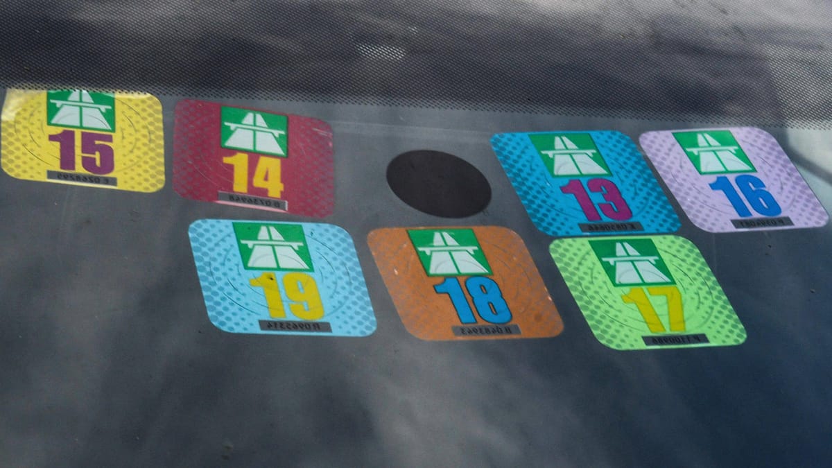 Vignette entfernen: So werden Sie sie von der Frontscheibe los | ADAC