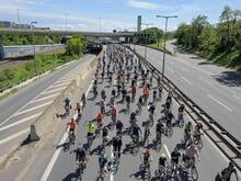 Zehntausende bei 50. Sternfahrt des ADFC: Radfahrer erobern Berliner Straßen und Autobahnen – aber müssen manchmal schieben