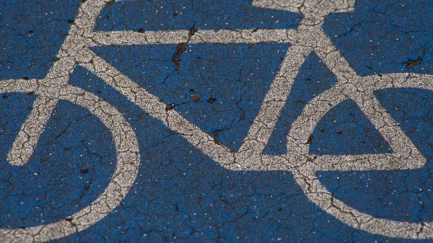 Landkreis Friesland: Lastwagenfahrer übersieht Radfahrerin – 22-Jährige stirbt