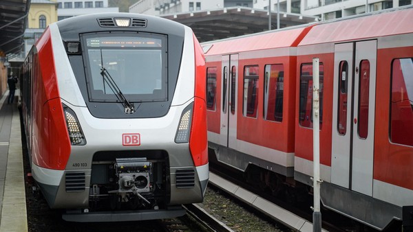 Mann von S-Bahn am Bahnübergang Sülldorf erfasst – S1 für Rettung gesperrt