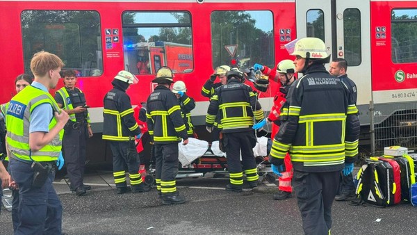 Fahrradfahrer von S-Bahn in Sülldorf erfasst – S1-Strecke für Rettung gesperrt