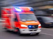 Schwerer Unfall in Berlin-Lichterfelde: Fußgängerin nach Unfall mit BVG-Bus in Lebensgefahr