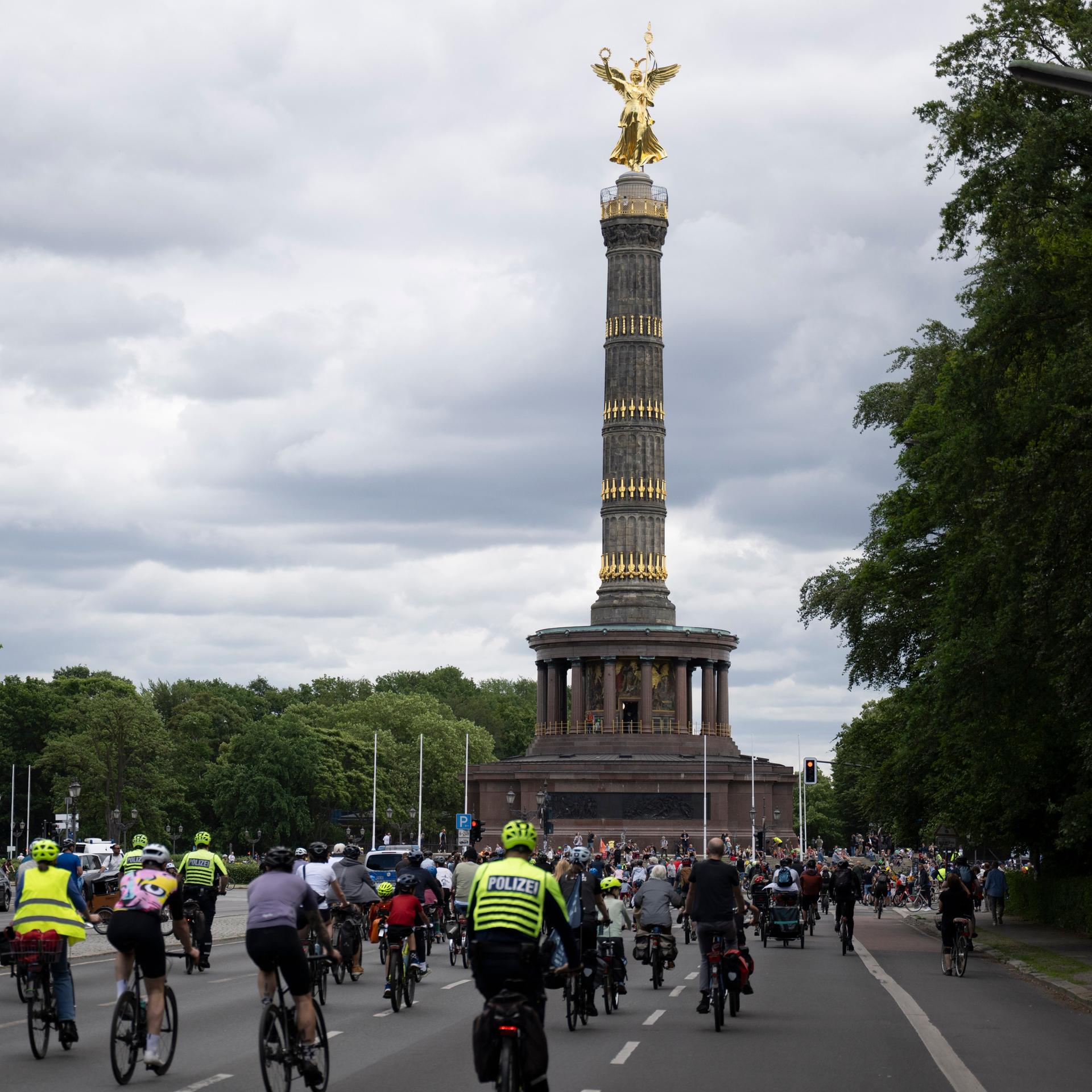 Berlin - Zehntausende Radfahrer bei jährlichen Sternfahrt des ADFC