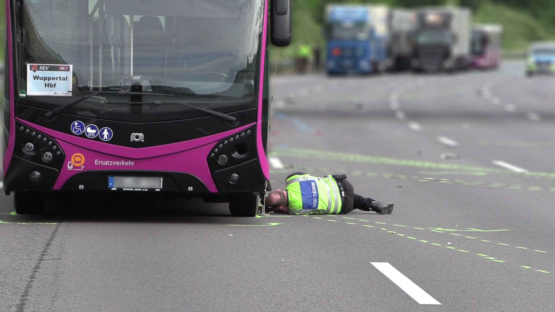 Tödlicher Unfall auf A3 bei Leverkusen: Motorradfahrer stürzt und wird von Linienbus überrollt