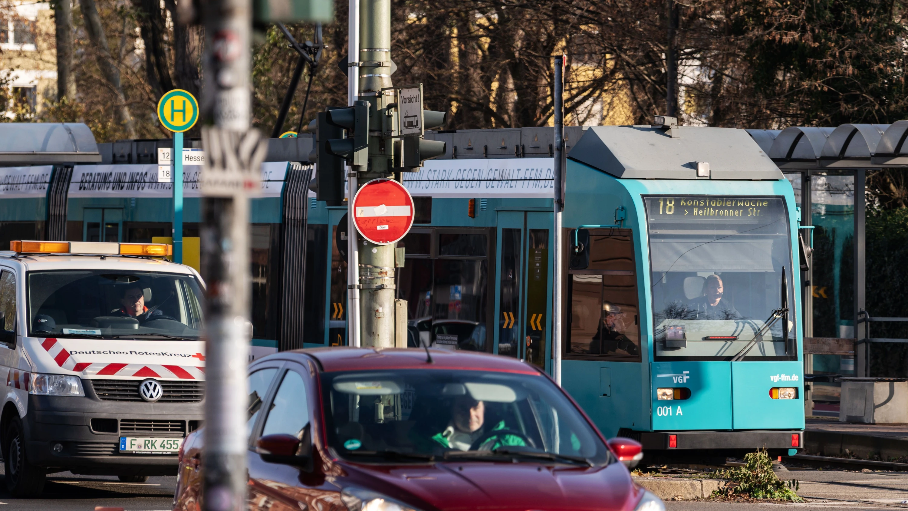 Rhein-Main-Liveblog: Frankfurt: Radfahrer nach Kollision mit Straßenbahn schwer verletzt