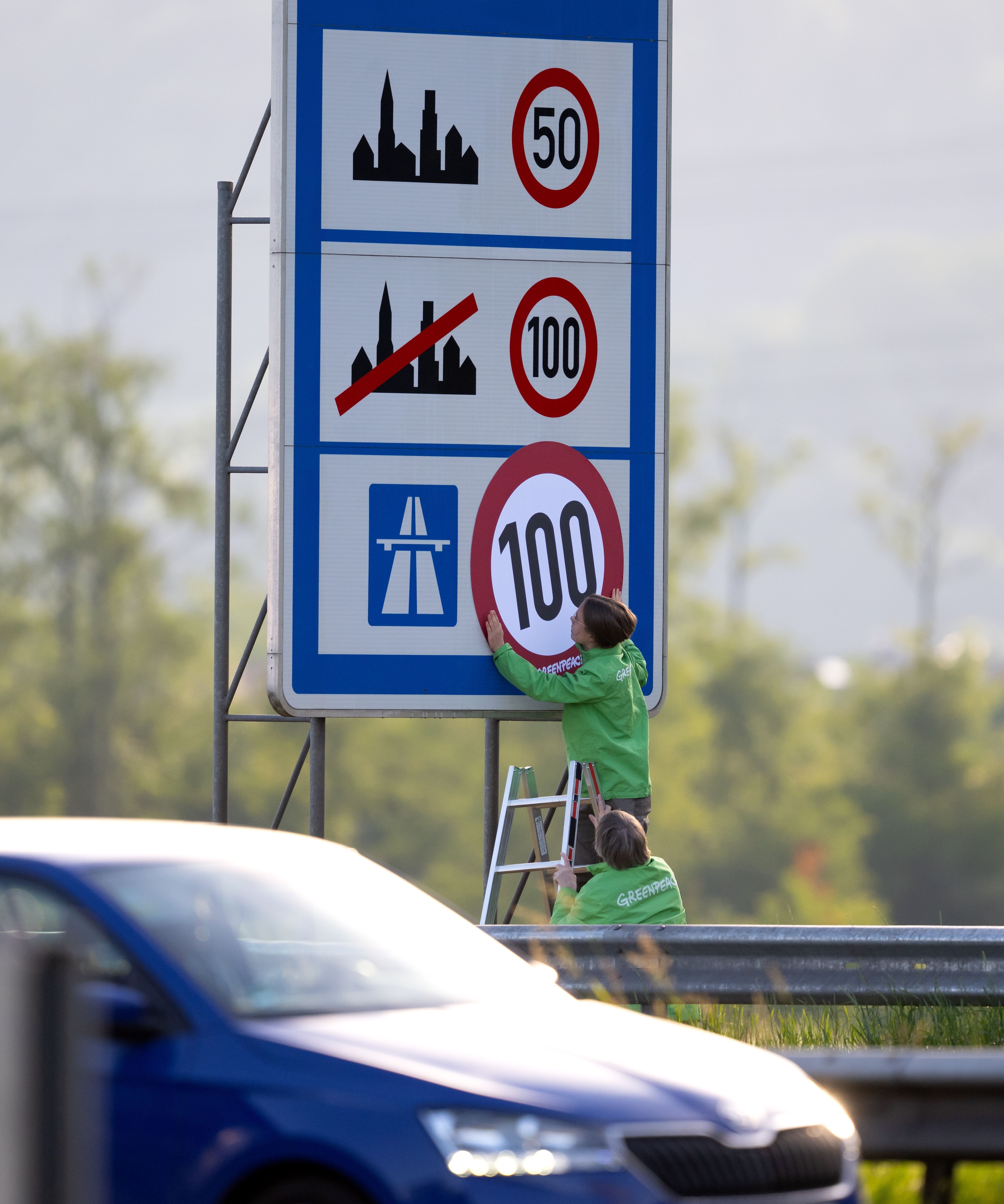 "Tempo 100": Greenpeace überklebt Autobahn-Verkehrsschilder