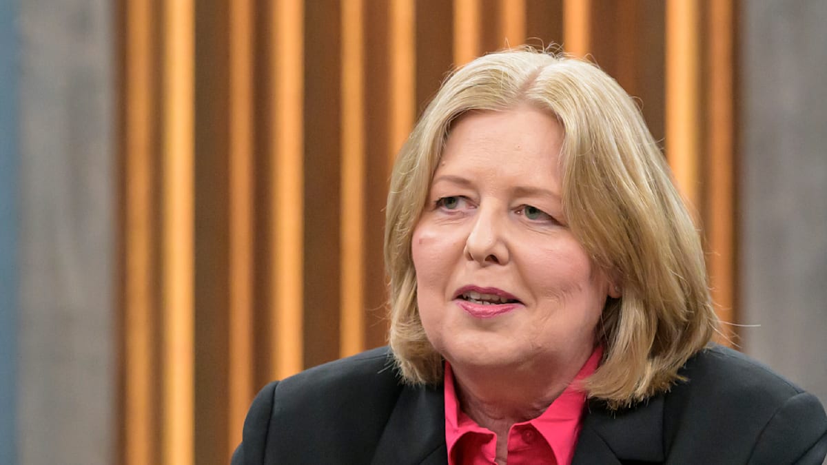 Arbeitsministerin benutzt mit dem Motorrad gerne die Rettungsgasse