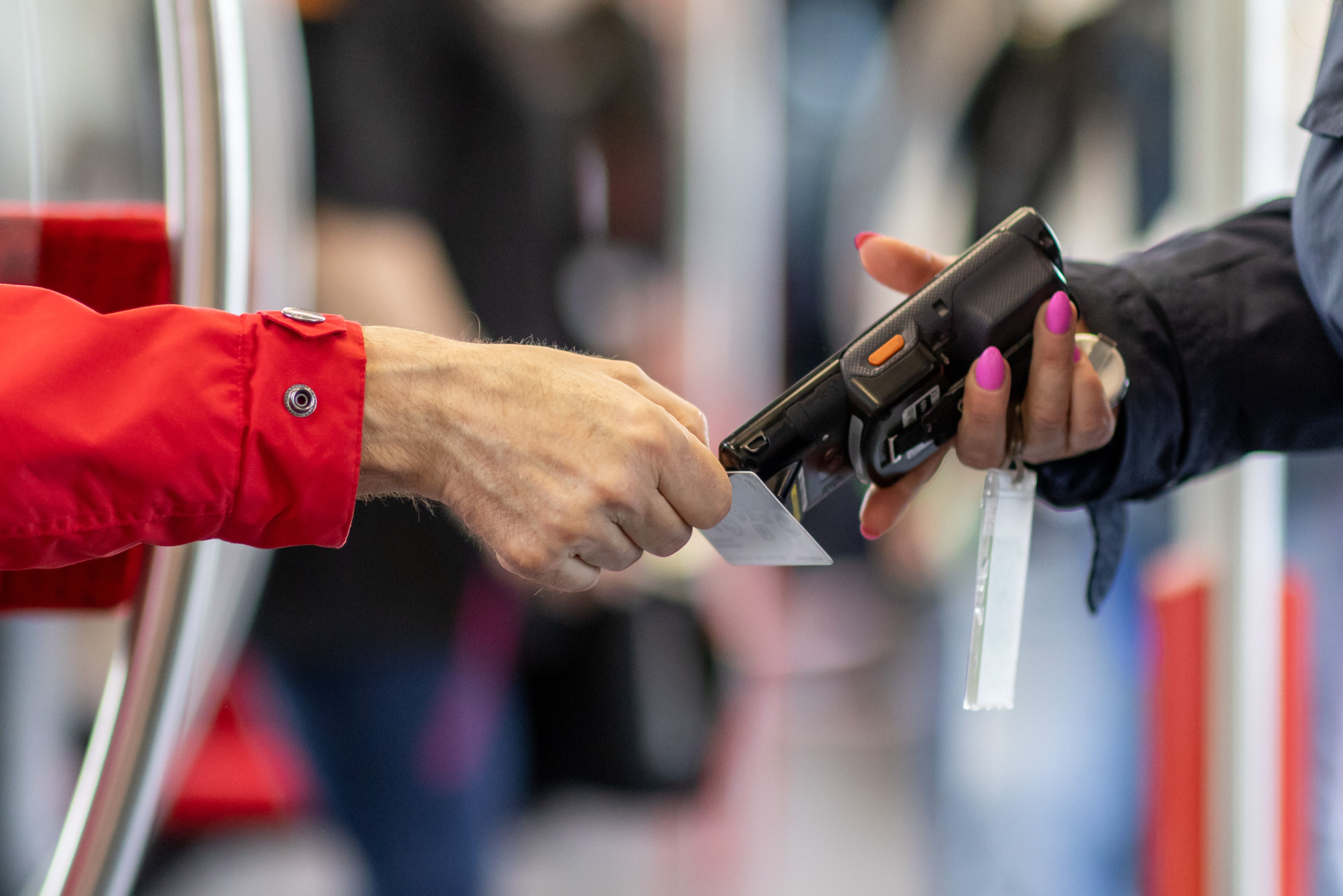 Jugendliche attackieren Fahrkartenkontrolleure an S-Bahn-Halt