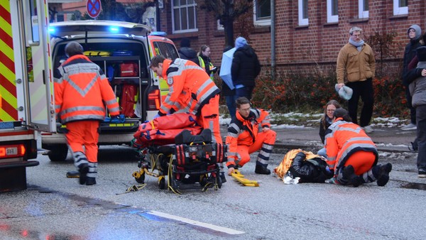 Fußgänger läuft vor HVV-Bus und wird von Auto angefahren – Krankenhaus