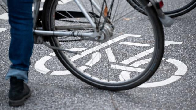 Unfälle: Radfahrer will Straße überqueren und stößt mit Auto zusammen