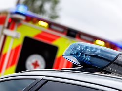 Tödlicher Unfall in Bayern: Dreiköpfige Familie stirbt bei Zusammenstoß mit Lastwagen