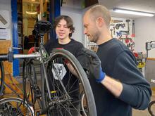 Schraubertalent statt Super-Abi: Berliner Fahrradwerkstatt rüstet Jugendliche fürs Leben – aber wie lange noch?